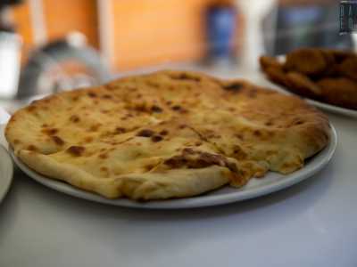 ...e la lahmacun (pizza di pane sottile con carne e verdure)